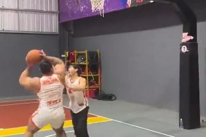 杨毅此前：奥登来CBA打球，有人故意顶他受伤膝盖，他都不干回去